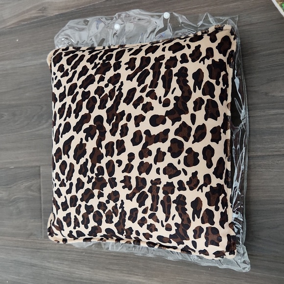 NWOT Pressure Activated Massage Pillow Big Leopard pattern - Picture 1 of 4
